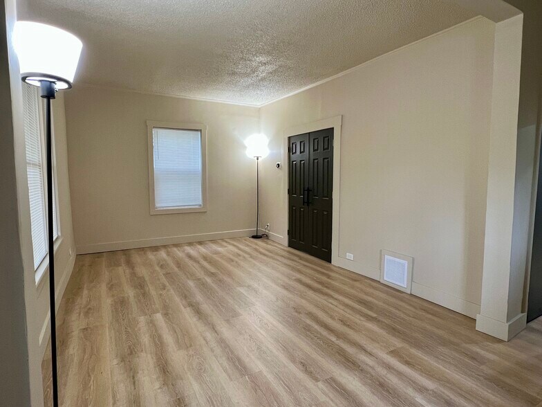 Building Photo - 647 Wooster Rd W