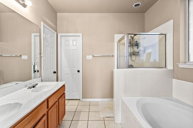 Building Photo - 5950 Mesa Verde Cir