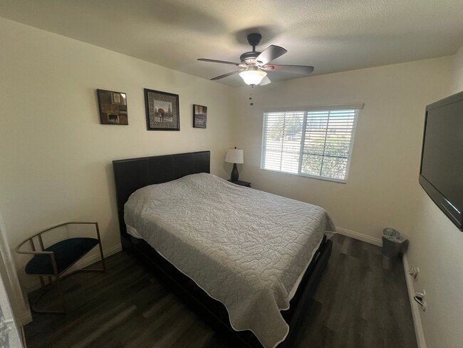 Building Photo - Spacious 4-Bedroom Home in Desirable Apple Valley Neighborhood