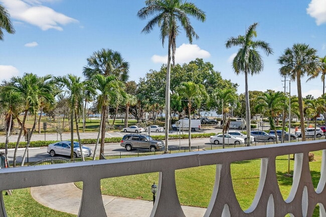 Building Photo - 15 S Golfview Rd