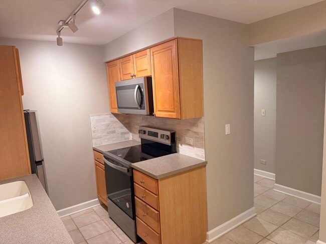 Building Photo - 2066 St Johns Ave