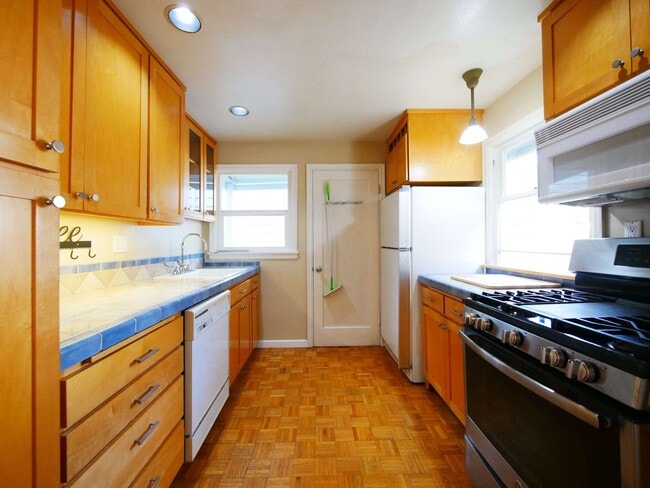 Building Photo - 5 BED & 2.5 BATH SINGLE FAMILY HOUSE FOR RENT