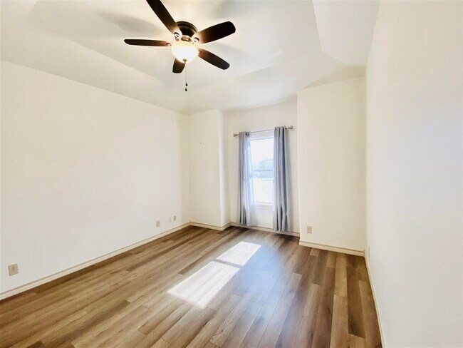 Building Photo - 707 St James Dr