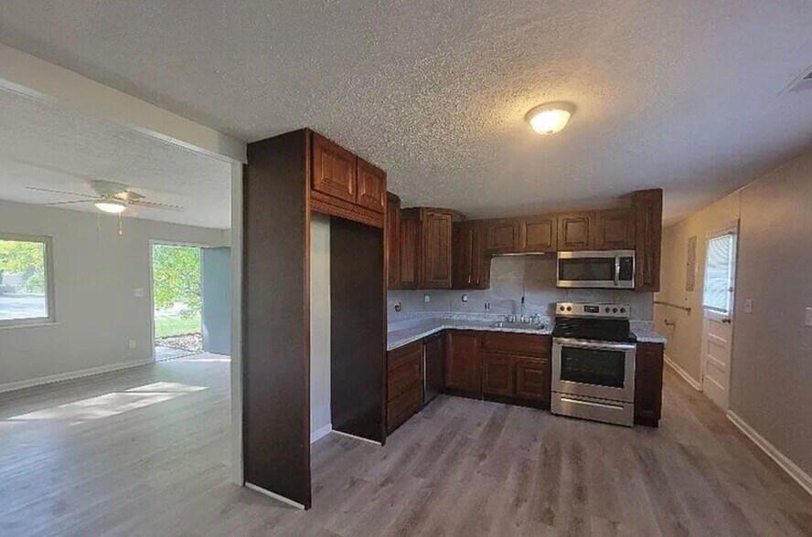 Building Photo - 1805 Randolph Dr