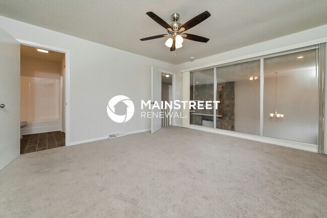 Building Photo - 4 Bedroom Pet-Friendly Home in KNOXVILLE, TN with Main Street Renewal