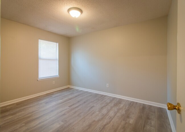 Building Photo - 2801 Ridgecrest Dr