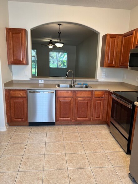 Building Photo - 1140 Hillhurst Dr