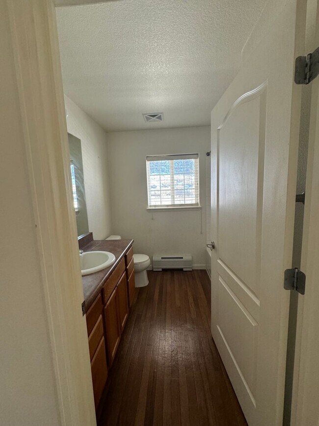 Building Photo - 3BD/2BA New Castle Apartment | 2-Car Garage| 1 Month FREE