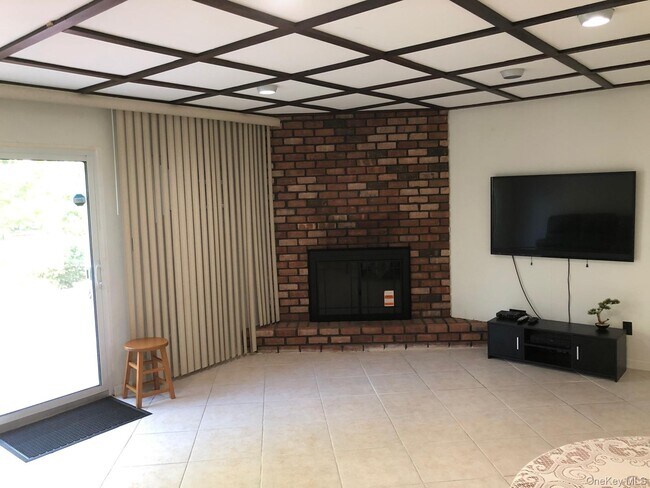 Building Photo - 8 Stonehenge Ln