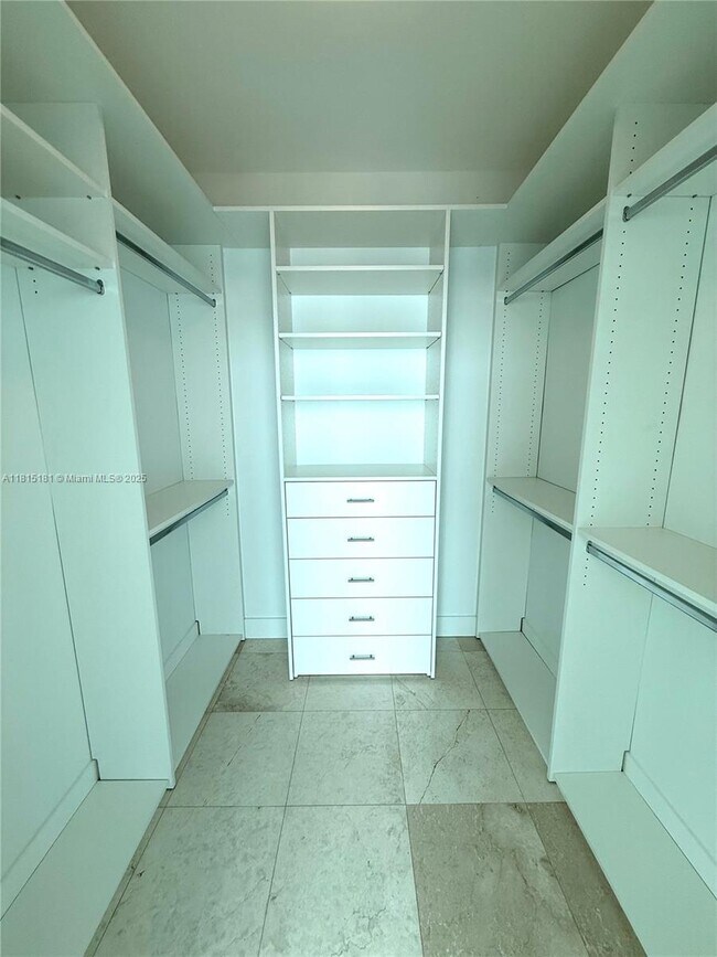 Building Photo - 950 Brickell Bay Dr