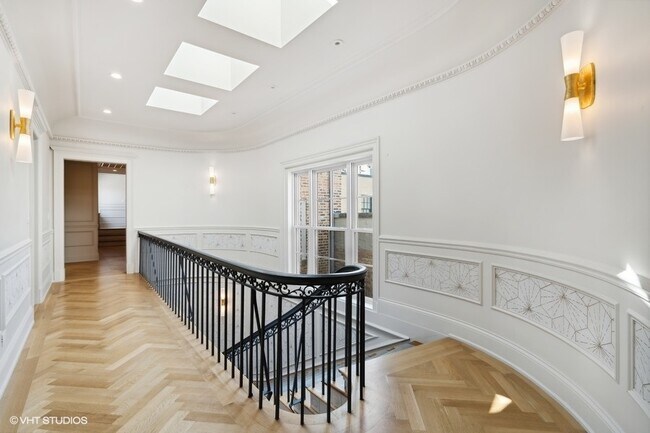 Building Photo - 2700 N Lakeview Ave