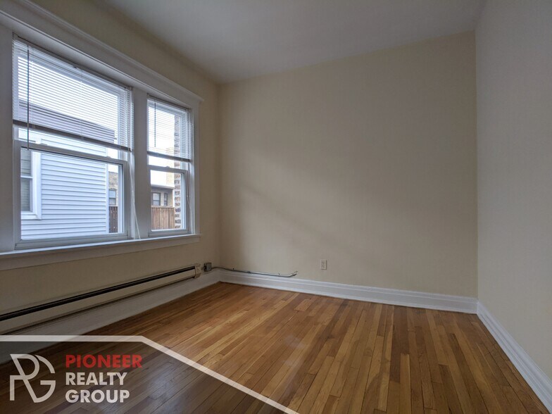 Building Photo - 4433 N Wolcott Ave