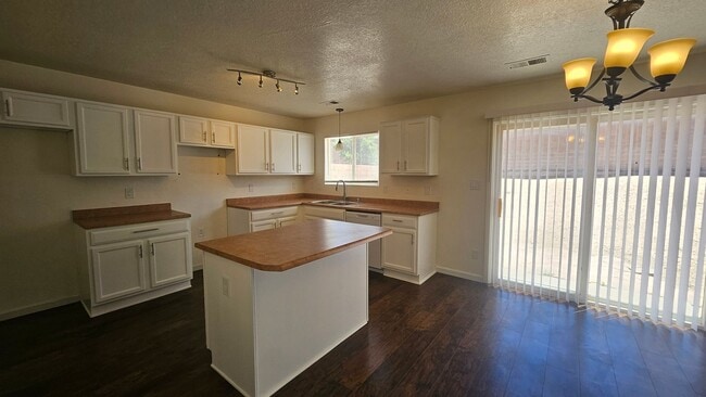 Building Photo - Rio Rancho 4 Bedroom Home