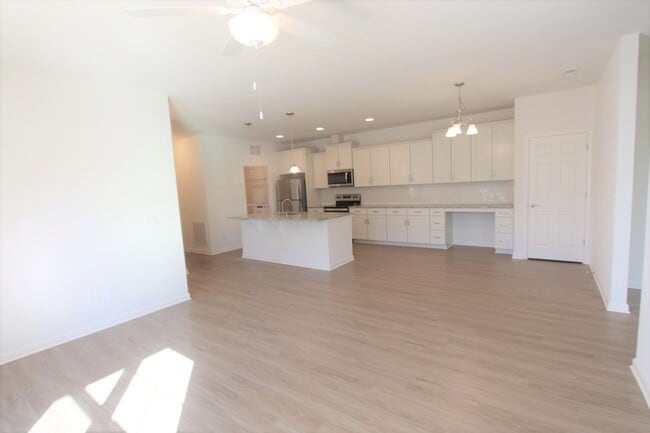 Building Photo - BEAUTIFUL 3BD 2.5 BTH Apartment home RAINTREE - Ballantyne Commons Pkwy