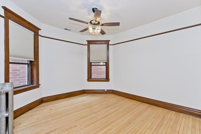 Building Photo - 3 bedroom in Chicago IL 60613