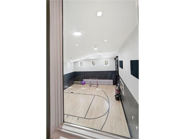 Building Photo - 6201 Gustavus Dr