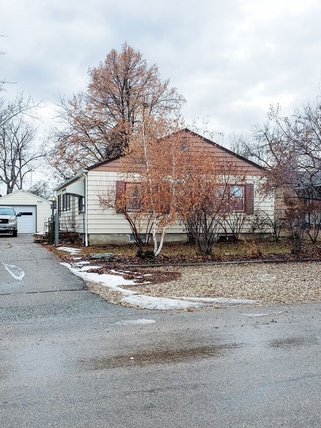 Building Photo - LARGE 4 BED/ 2 BATH SINGLE FAMILY WITH GAR...