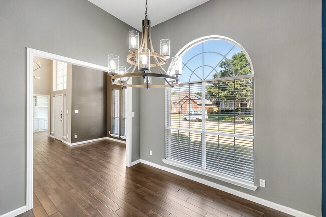 Building Photo - 1109 San Saba Dr