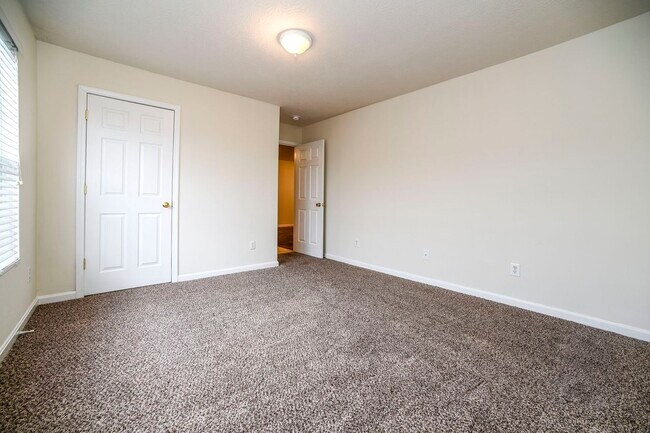 Building Photo - 140 Ruby Dr