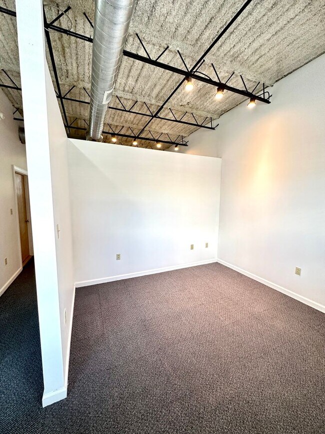 Building Photo - One Bed, One Bath Apartment in the Heart o...