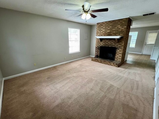 Building Photo - 2 Bed, 1.5 Bath Townhouse with Fireplace in Murfreesboro