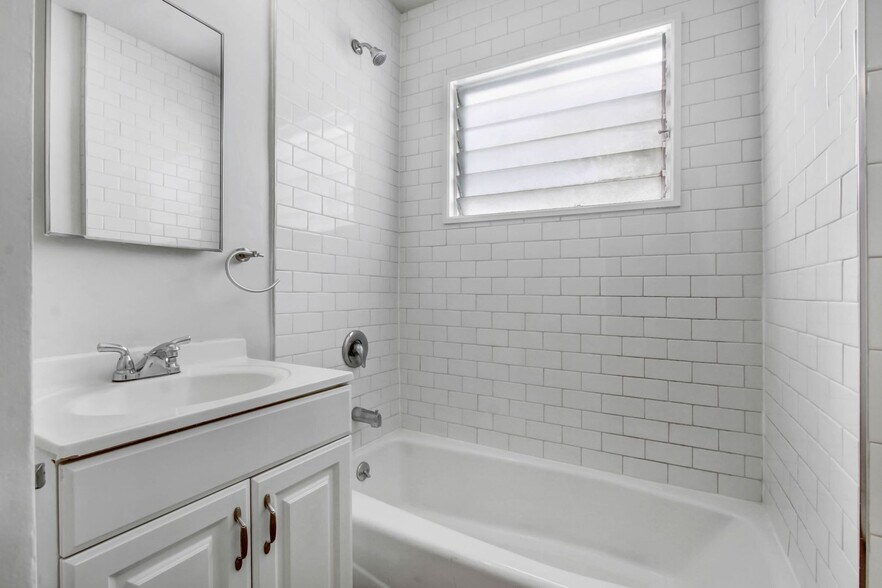 Building Photo - 922 6th St