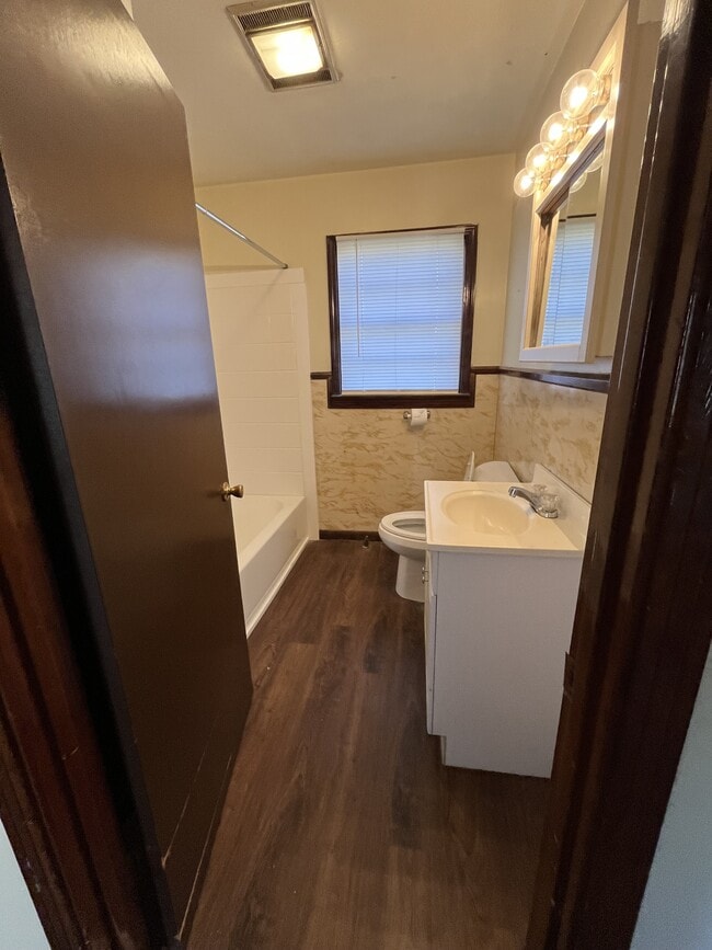 Building Photo - 1607 Glenbourne Ave