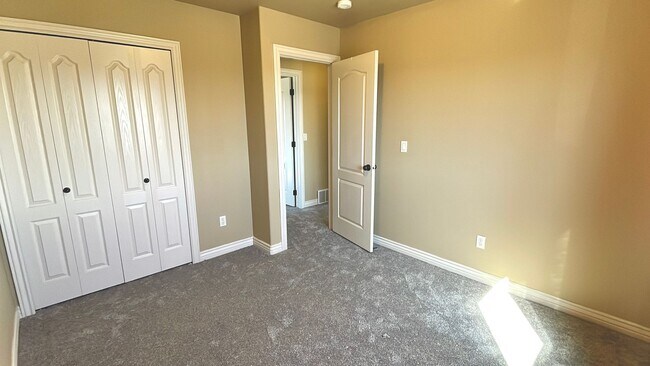 Building Photo - 6 Bedroom, 3.5 Bathroom Single Family Home in Layton Available June 1st!