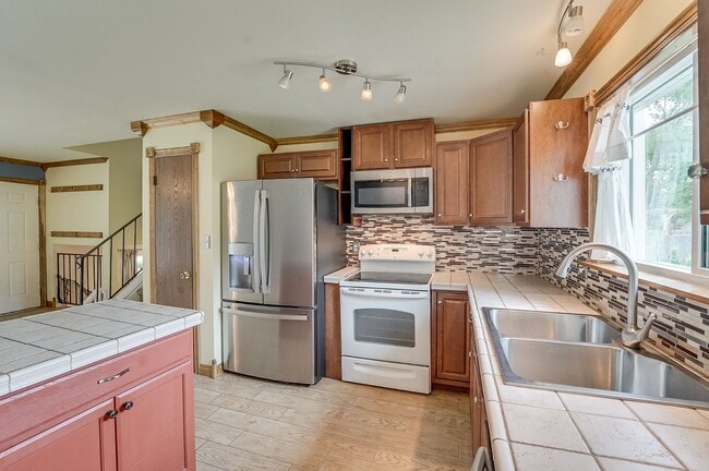 Building Photo - Cul-de-Sac Comfort | Updated Interior + Large Fenced Yard