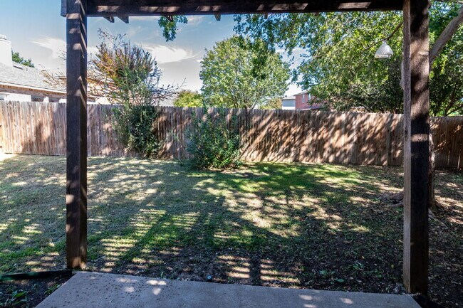 Building Photo - "Beautiful 3-Bedroom, 2-Bath Home with Ope...