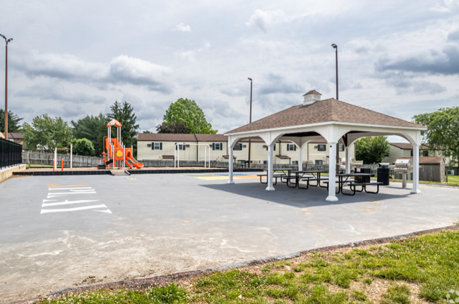 Building Photo - 1700 Yorktowne Dr