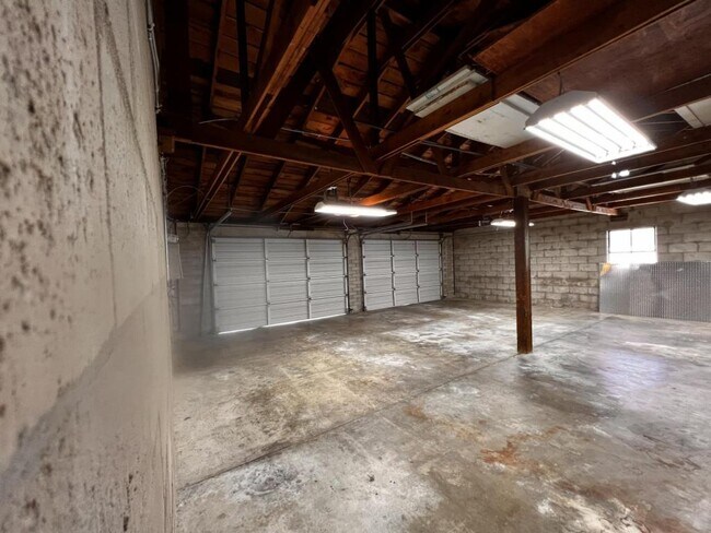 Building Photo - 1039 Poplar St