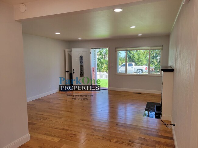 Building Photo - Stunning single level home in Walnut Creek's Parkmead Neighborhood