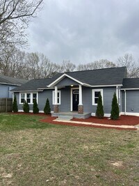Building Photo - Charming 3-Bedroom Home with 3 Full Bathro...