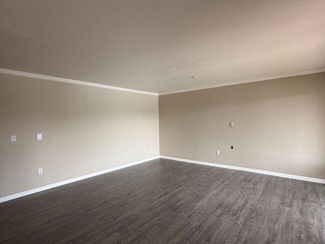 Building Photo - Beautiful 2 Bed 2 Bath Condo Near Sacred H...