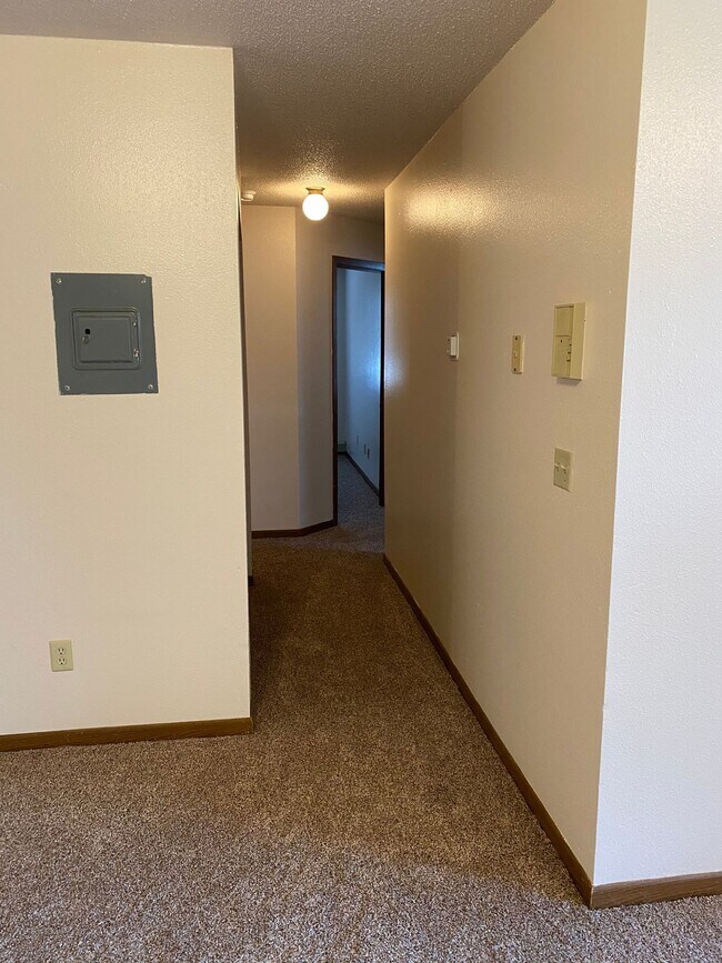 Building Photo - 4 Bedroom 2 Bathroom Apartment