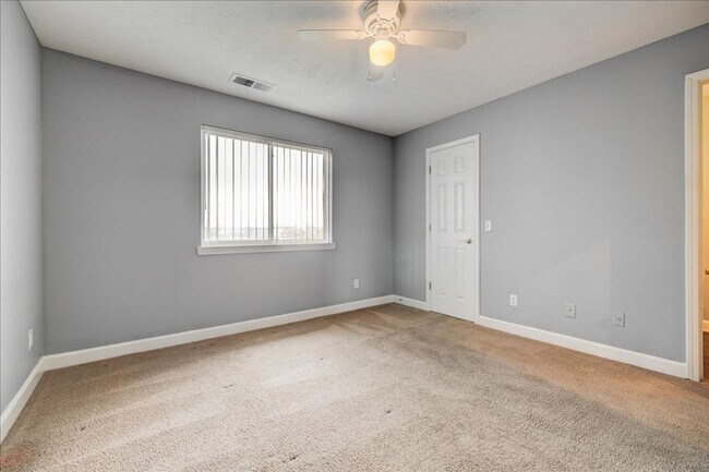 Building Photo - 3 bedroom 2 Bath Large Apartment Home $1,569/mo Rent