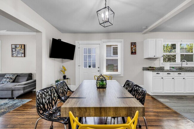 Building Photo - 820 Parkwood Ave