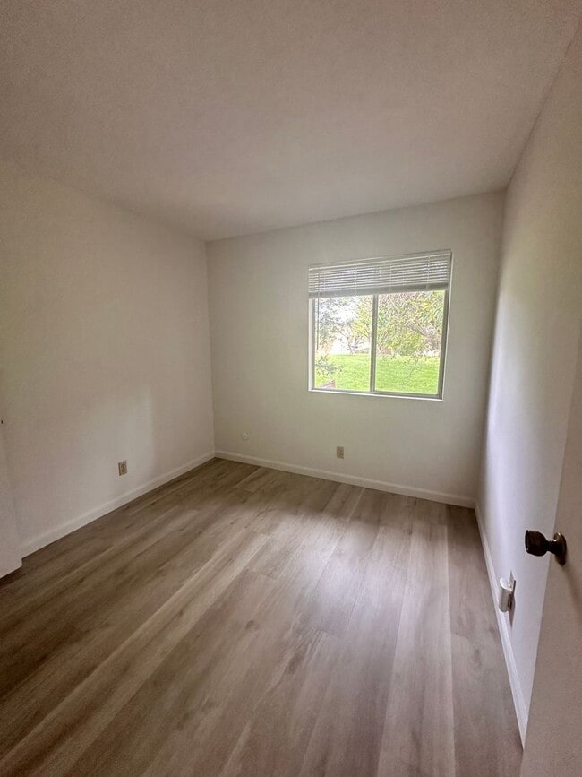 Building Photo - Unit with updated flooring!