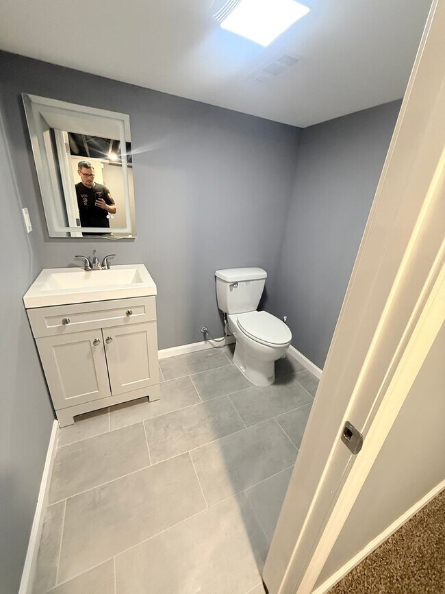 Building Photo - Spacious Modern 4 bedroom, 1 Full Ba, 2 Half bath