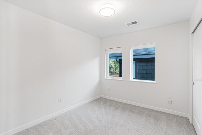 Building Photo - Contemporary 3BD, 2.5BA Edgewood Home with Fenced Yard and Carport