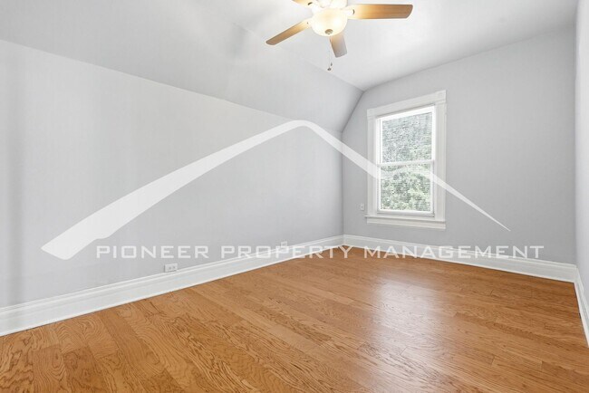 Building Photo - Spacious Condo with Storage Area and Parking!