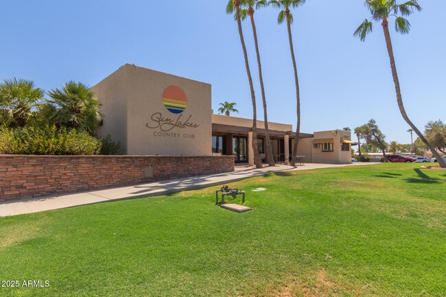 Building Photo - 8883 E Fairway Blvd