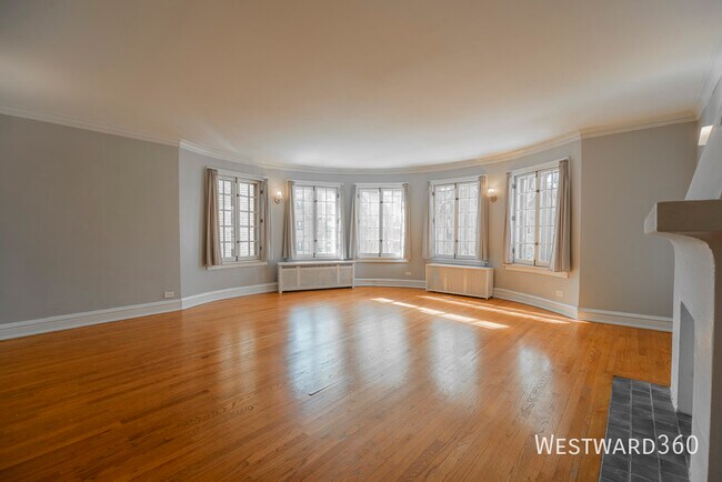 Building Photo - 7447 N Hoyne-2