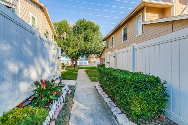 Building Photo - Newly Renovated Two Bedroom Condo in Carrollton!