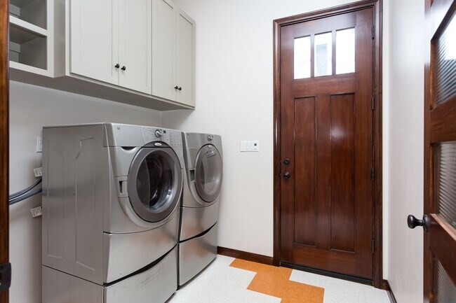 Building Photo - Loma Portal Craftsman with Views