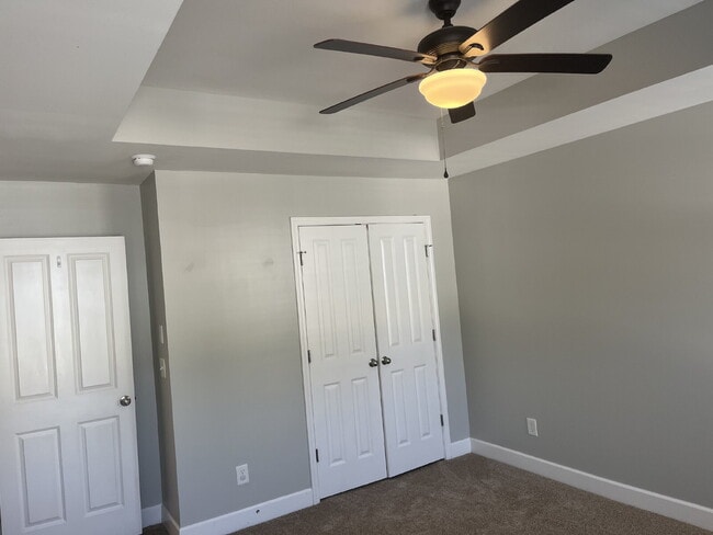 Building Photo - "Charming 2-Bed Townhouse Retreat with 2.5...