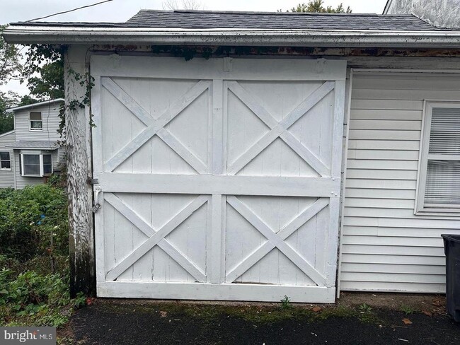 Building Photo - 1054 Avenue B