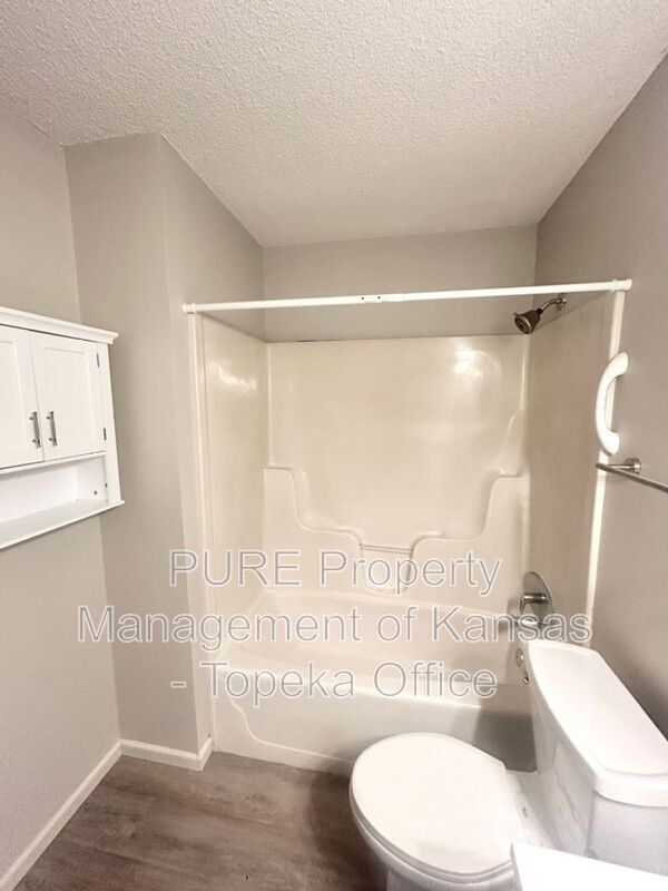 Building Photo - 2746 SE Lakeshore Blvd