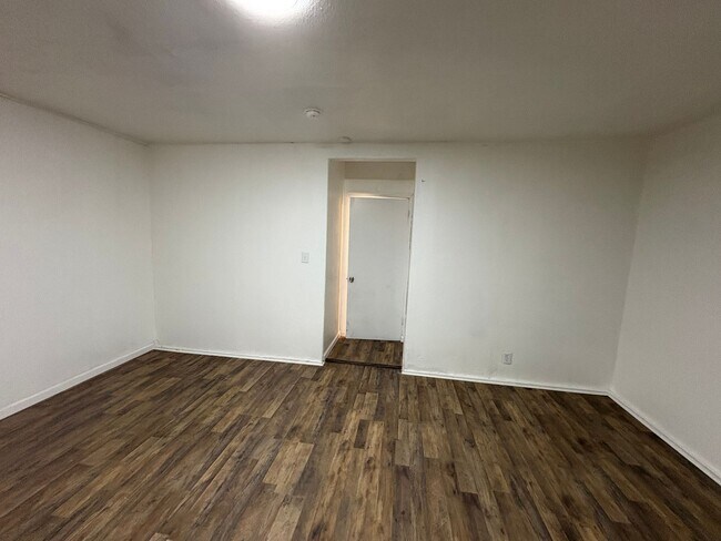 Building Photo - Cozy Home On Spacious Corner Lot Available Now in Dinuba CA!
